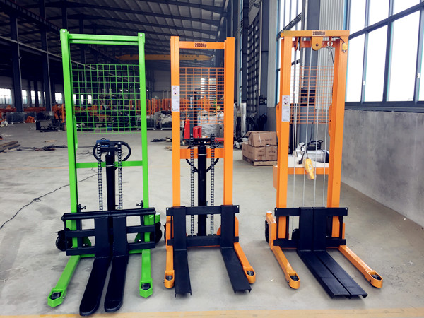 三款手動堆高車對比，手動堆高車價格可致電聯(lián)系客服了解--河北東圣吊索具制造有限公司--小型攪拌機|石材夾具|液壓堆高車|手動叉車