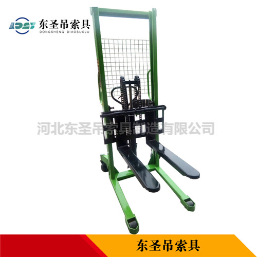 液壓手動叉車使用時側(cè)面展示--河北東圣吊索具制造有限公司--小型攪拌機(jī)|石材夾具|液壓堆高車|手動叉車 液壓手動叉車使用時側(cè)面展示--河北東圣吊索具制造有限公司--小型攪拌機(jī)|石材夾具|液壓堆高車|手動叉車