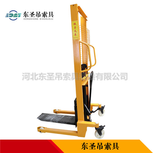 液壓手動叉車使用時側(cè)面展示--河北東圣吊索具制造有限公司--小型攪拌機(jī)|石材夾具|液壓堆高車|手動叉車 液壓手動叉車使用時側(cè)面展示--河北東圣吊索具制造有限公司--小型攪拌機(jī)|石材夾具|液壓堆高車|手動叉車