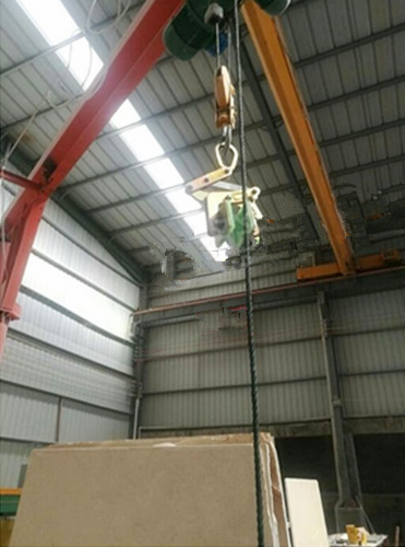 大板夾與卷?yè)P(yáng)機(jī)配合使用吊裝板材原料--河北東圣吊索具制造有限公司 大板夾與卷?yè)P(yáng)機(jī)配合使用吊裝板材原料--河北東圣吊索具制造有限公司